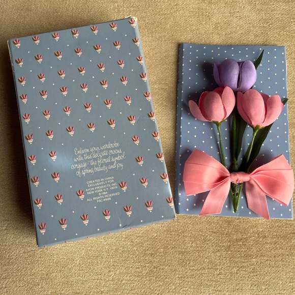 VINTAGE (1984) AVON DELICATE SPRING CORSAGE - Picture 2 of 2